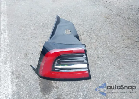 2021 Tesla Model Y Long Range Dual Motor All-Wheel Drive z USA, uszkodzony, nr VIN 5YJYGDEE1MF066039